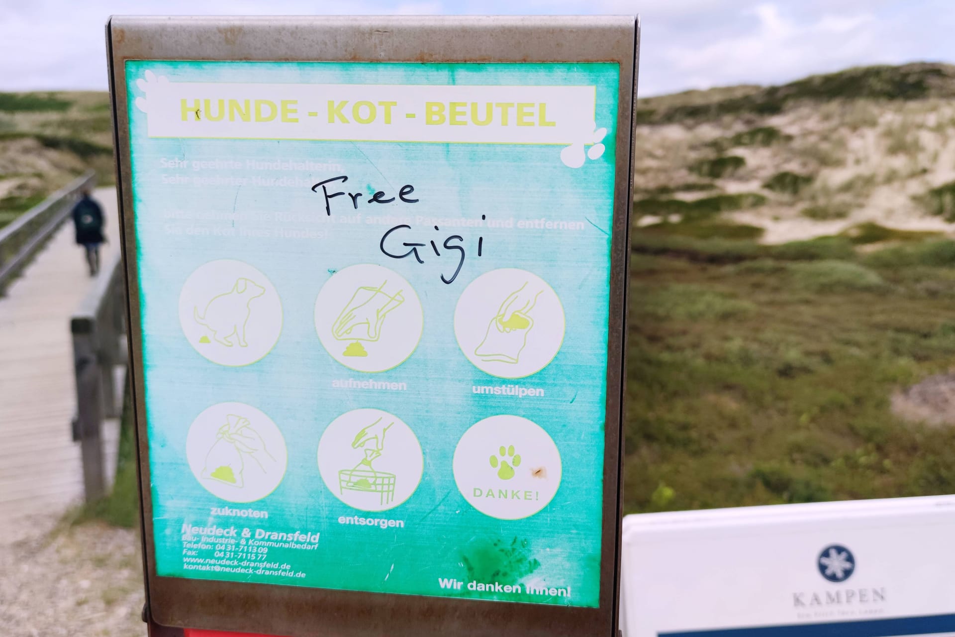 "Free Gigi" steht auf einem Schild in Kampen auf Sylt: Der rassistische Vorfall machte bundesweit Schlagzeilen - in der Region Hannover hat er keine Konsequenzen.