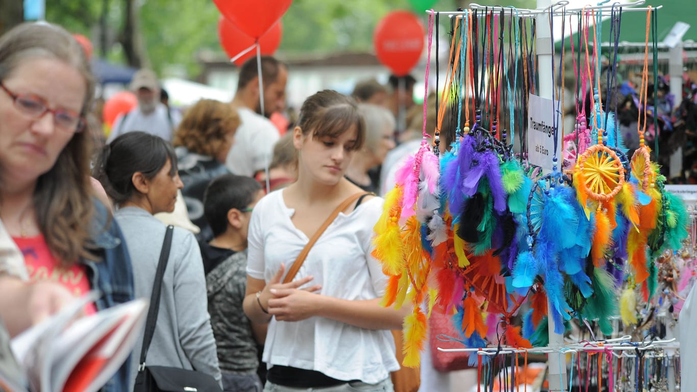 Besucher schauen sich das Angebot verschiedener Verkaufsstände an (Symbolbild): In Köln finden im August zahlreiche Straßenfeste statt.