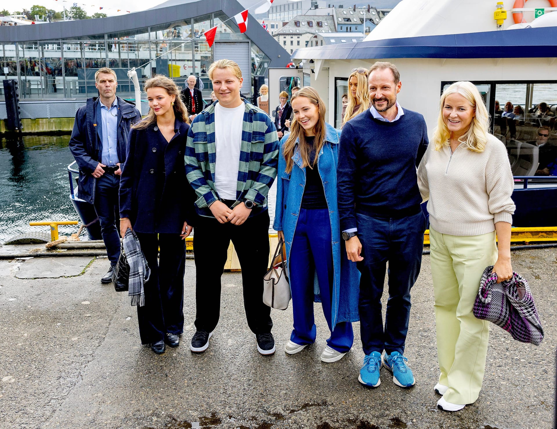 Kronprinz Haakon mit Mette-Marit und ihren Kindern Ingrid Alexandra, Sverre Magnus und seiner Freundin Amalie Giæver Macleod (l.).