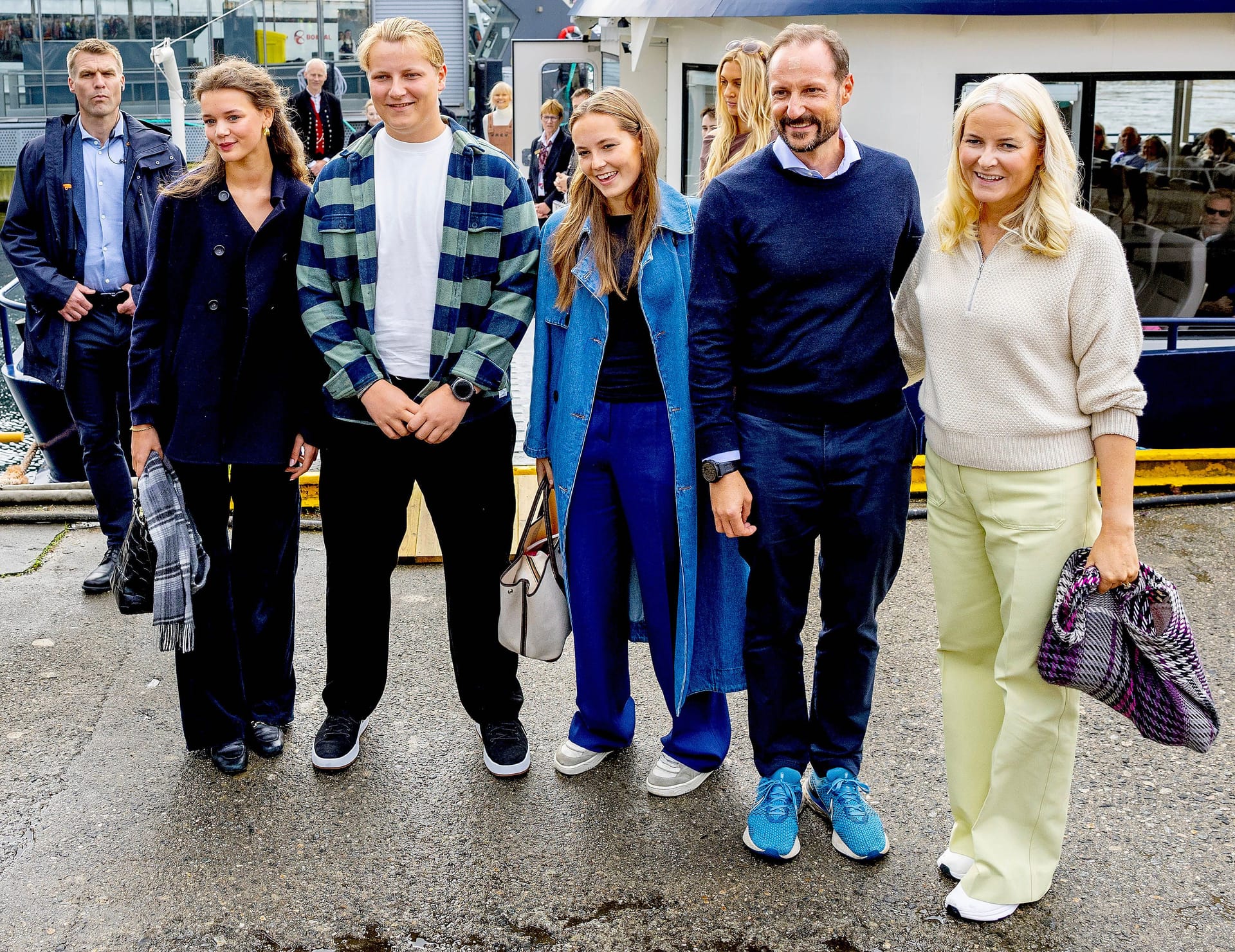 Kronprinz Haakon mit Mette-Marit und ihren Kindern Ingrid Alexandra, Sverre Magnus und seiner Freundin Amalie Giæver Macleod (l.).