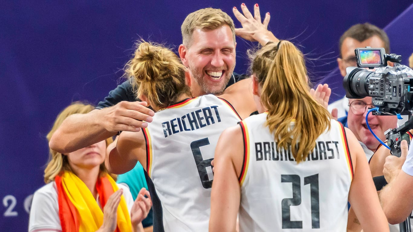 Dirk Nowitzki (o.) umarmt die deutschen Olympiasiegerinnen.