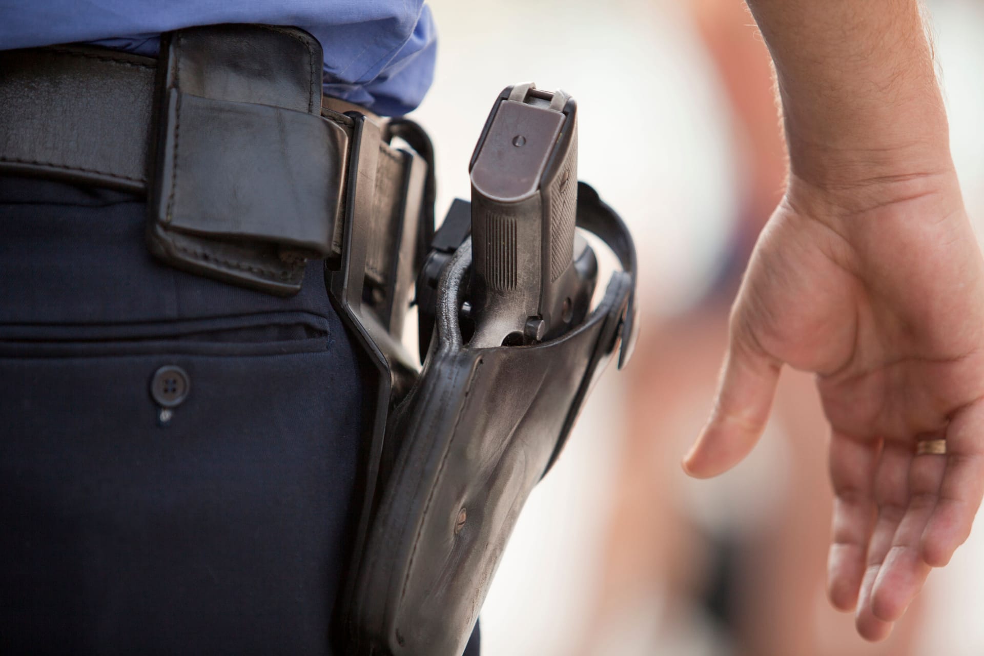 Ein Polizist mit einer Waffe (Symbolbild): In Berlin mussten Polizisten bei einem Einsatz ihre Waffen ziehen.