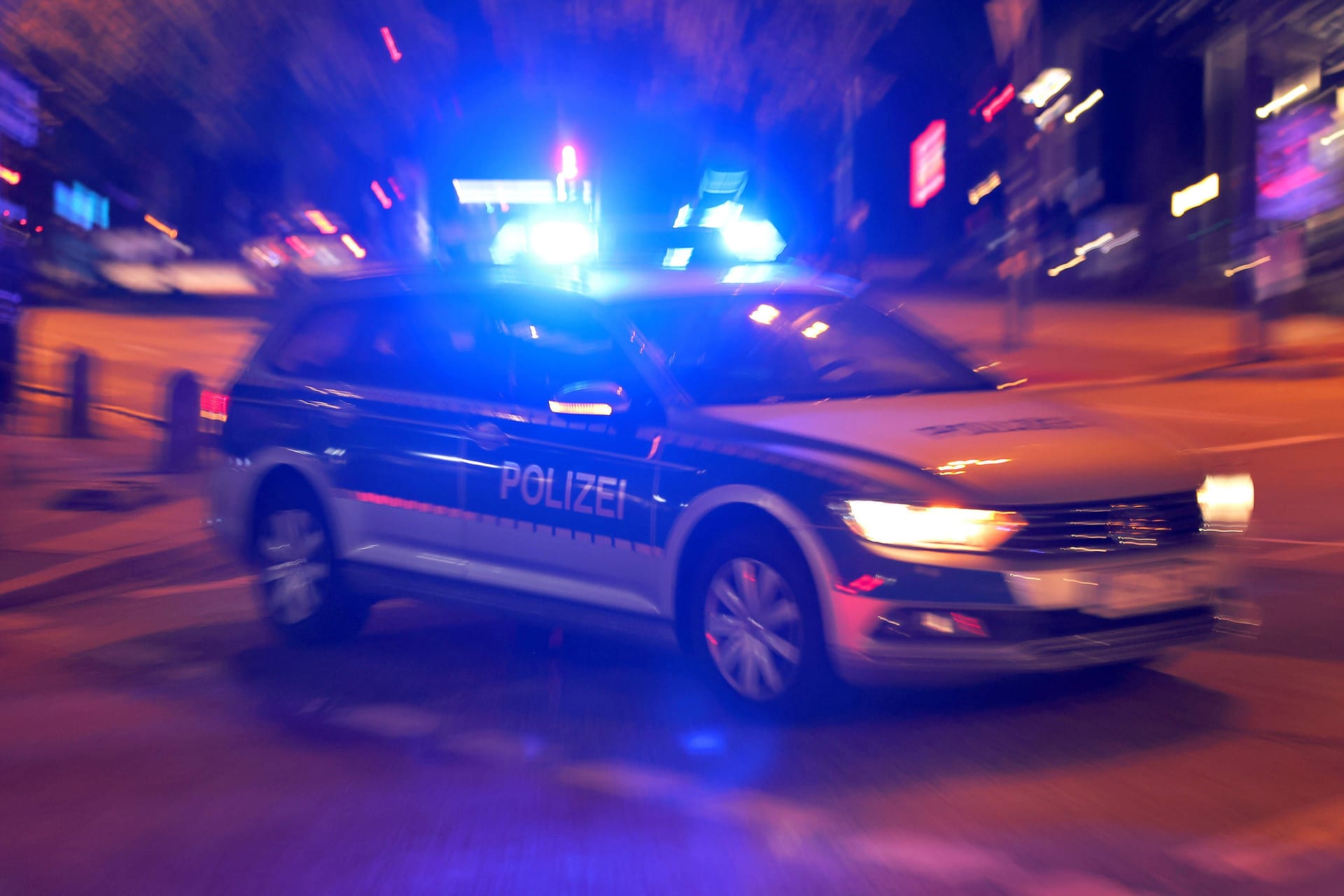 02.07.2024, Hamburg, Ein Einsatzwagen der Polizei fährt mit Blaulicht bei Nacht zu einem Einsatz. Hamburg Deutschland