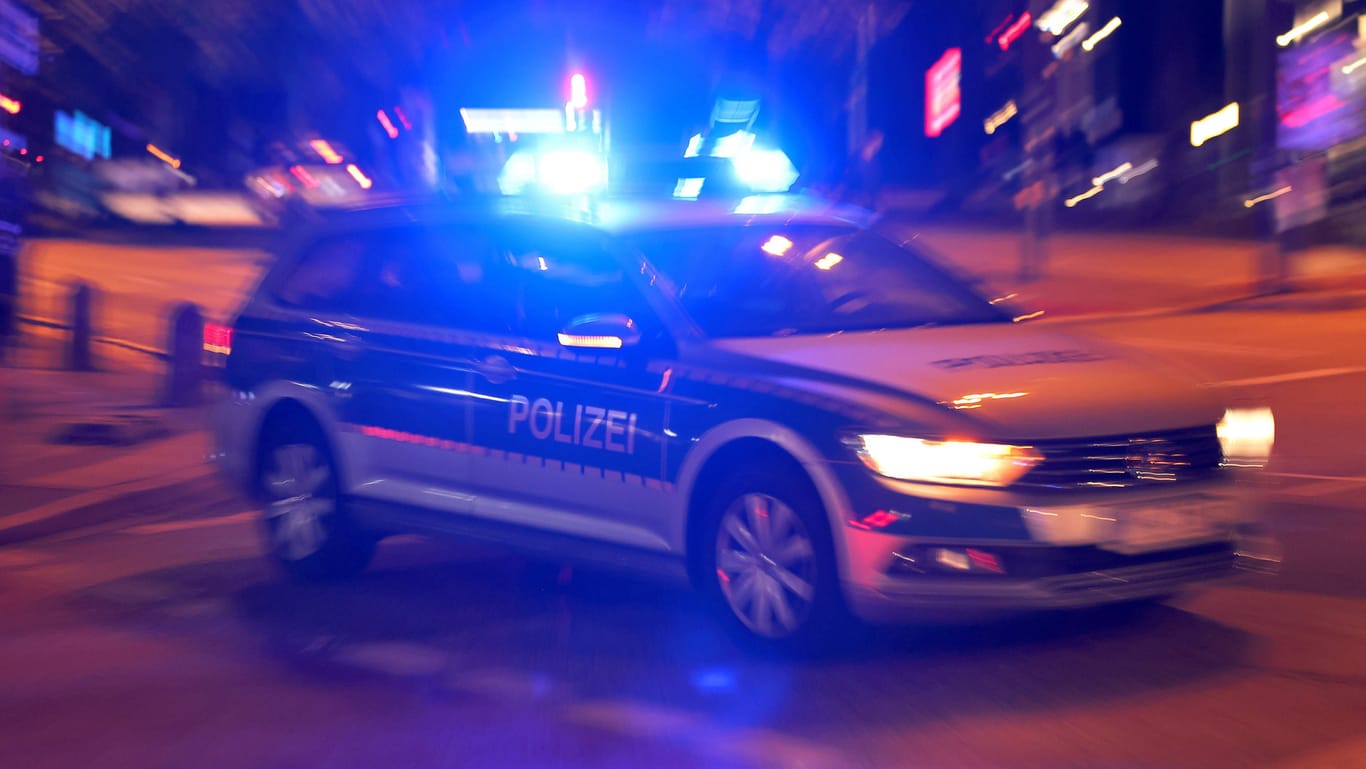 02.07.2024, Hamburg, Ein Einsatzwagen der Polizei fährt mit Blaulicht bei Nacht zu einem Einsatz. Hamburg Deutschland