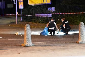 Einsatzkräfte der Polizei am Tatort: Ein 25-jähriger Mann starb.