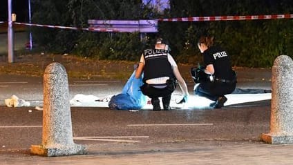 Einsatzkräfte der Polizei am Tatort: Ein 25-jähriger Mann starb.