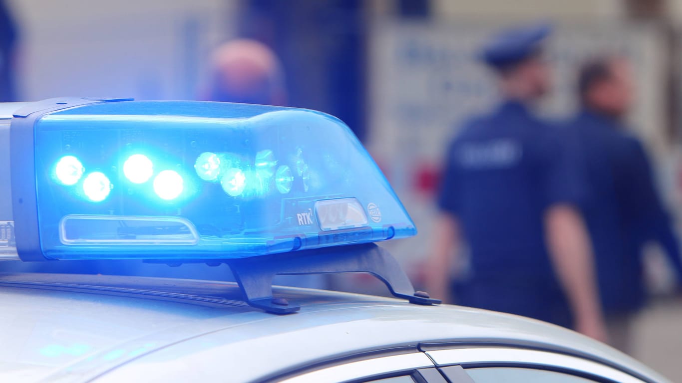 Einsatzwagen der Polizei (Symbolfoto): In Hamburg-Eißendorf ist ein 19-Jähriger mit einem Messer auf seinen Stiefvater losgegangen.