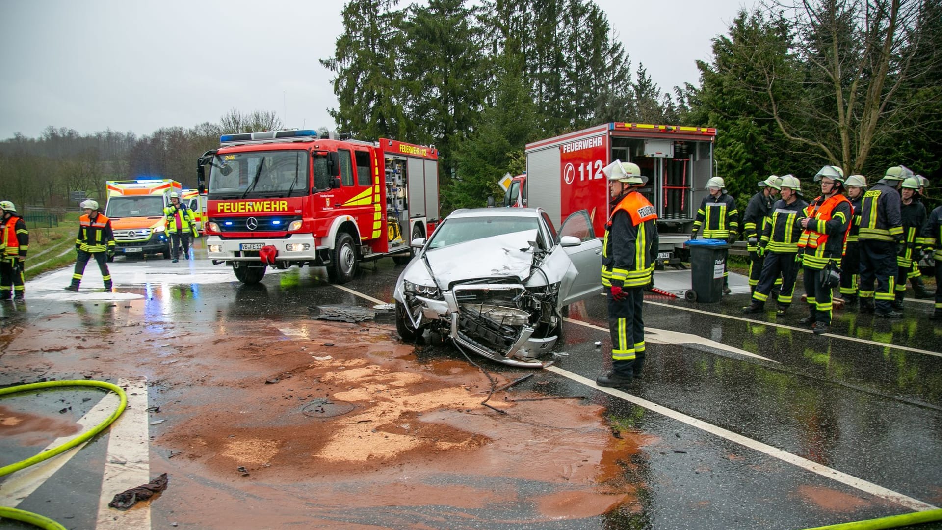 Autounfall an Kreuzung - Mutter und Söhne schwer verletzt