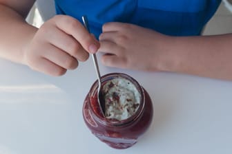 Schimmelige Marmelade: Wenn Sie das Produkt gerade erst gekauft haben und es bereits verdorben ist, können Sie auf die Kulanz des Herstellers hoffen.