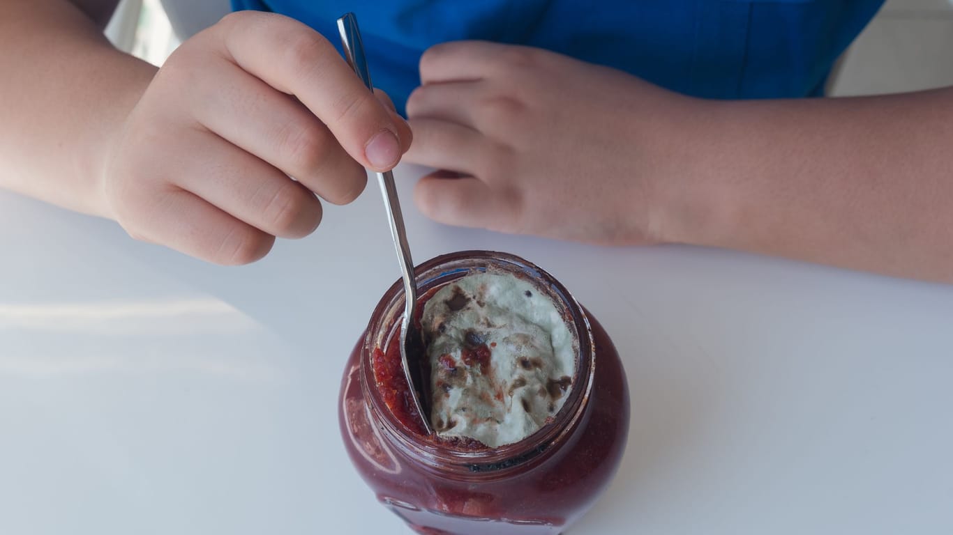 Schimmelige Marmelade: Wenn Sie das Produkt gerade erst gekauft haben und es bereits verdorben ist, können Sie auf die Kulanz des Herstellers hoffen.