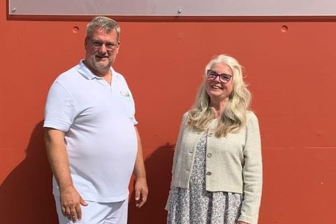 Markus Bauer, Chefarzt in der Gastroenterologie, mit Patientin Helga Knoche-Harrie.