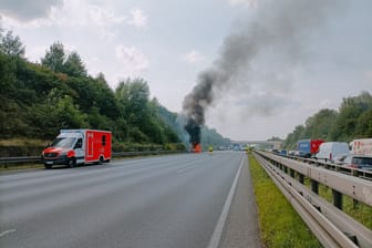 Sanitäter auf der A2: Ein Auto brannte am Dienstag lichterloh.