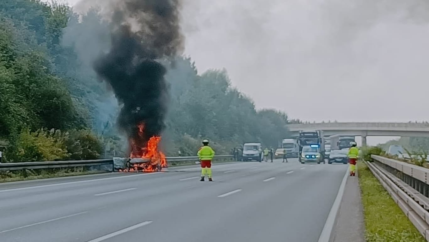 Sanitäter auf der A2: Ein Auto brannte am Dienstag lichterloh.