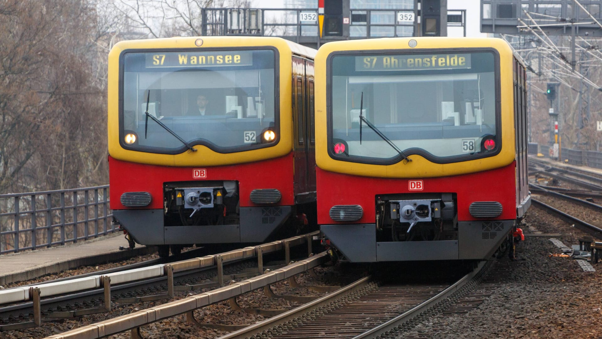 Zwei S-Bahnen (Archivbild): In einer Bahn in Richtung Wannsee ist eine Frau attackiert worden.