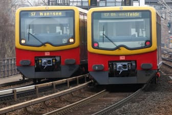 Zwei S-Bahnen (Archivbild): In einer Bahn in Richtung Wannsee ist eine Frau attackiert worden.