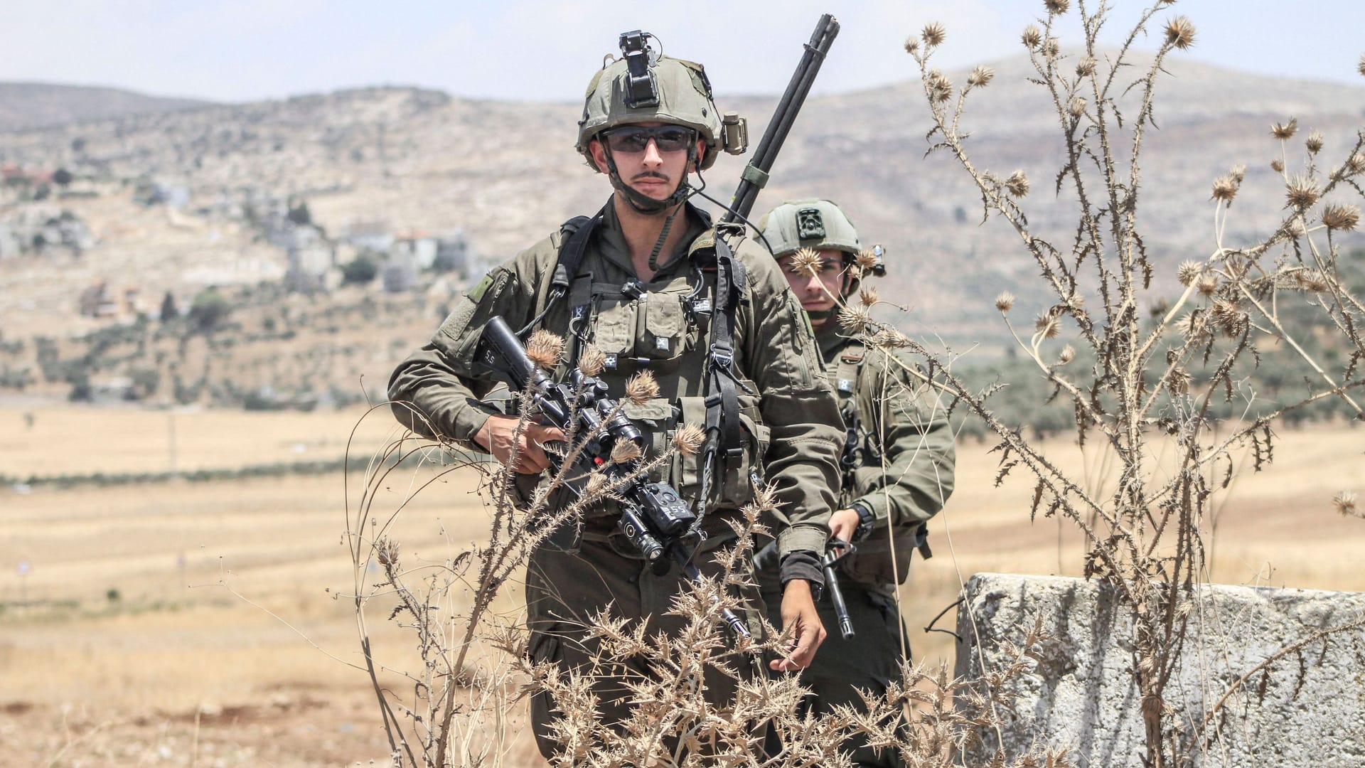 Israelische Soldaten im Westjordanland (Archivbild): Immer wieder greifen radiale Siedler Bewohner hier an.