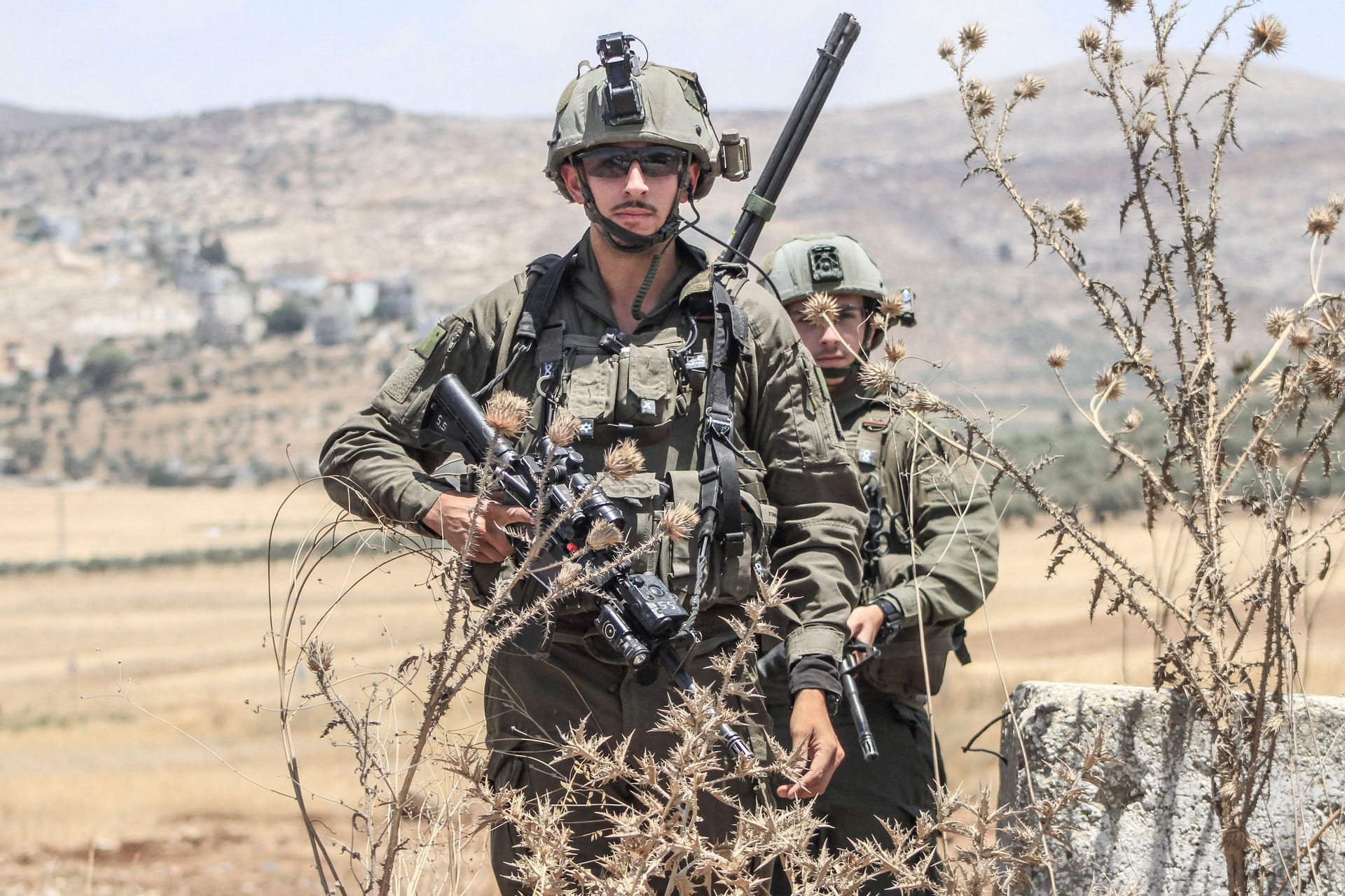 Israelische Soldaten im Westjordanland (Archivbild): Immer wieder greifen radiale Siedler Bewohner hier an.