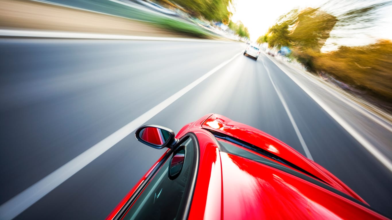 Ein rasendes Auto (Symbolbild): In Berlin wollte ein Audi-Fahrer einen Polizisten überfahren.