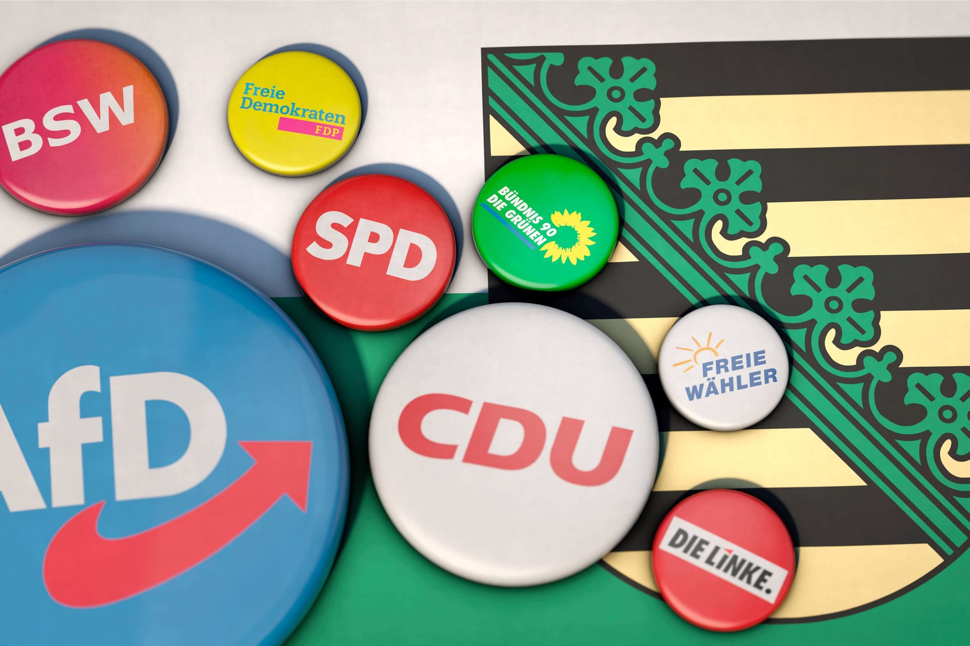 Die Parteien zur Landtagswahl, im Hintergrund das sächsische Landeswappen.