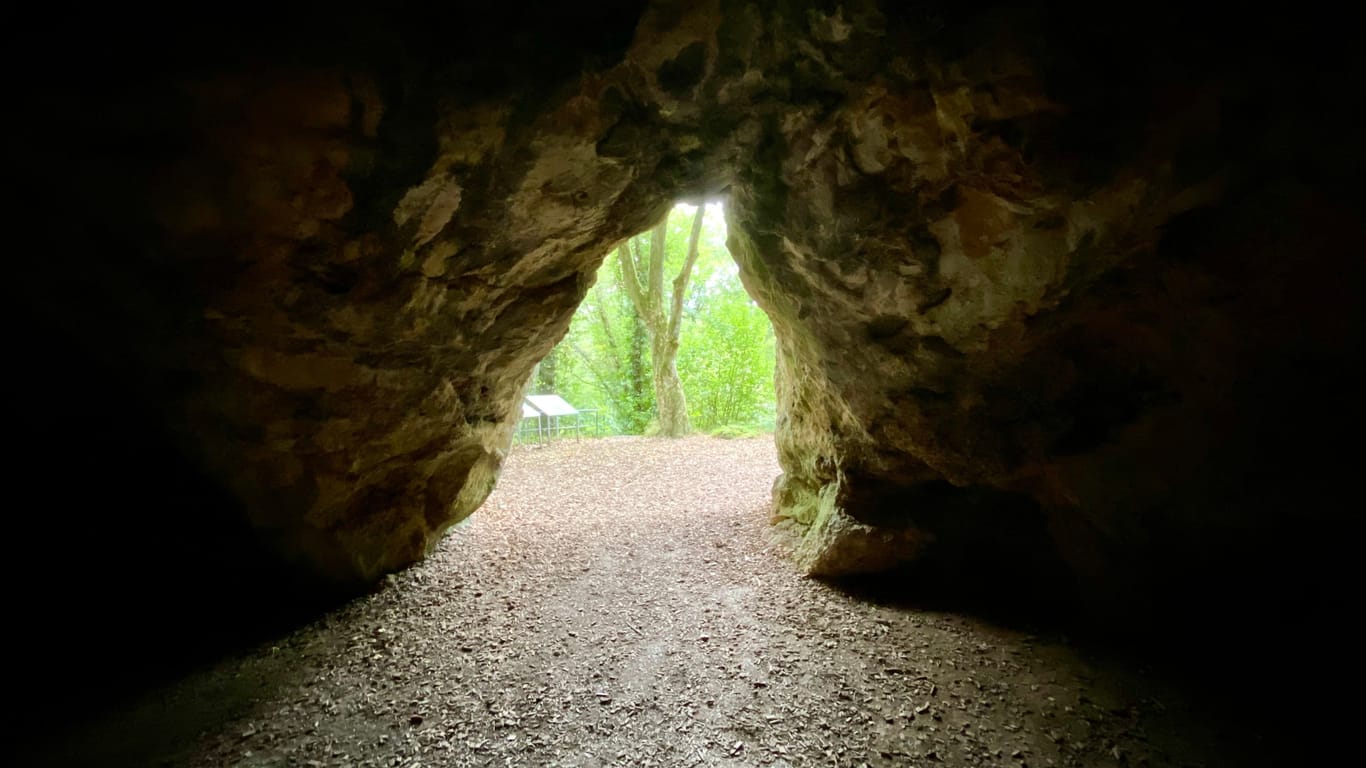 Aussicht aus der Kakushöhle: Die gesamte Höhle ist begehbar.