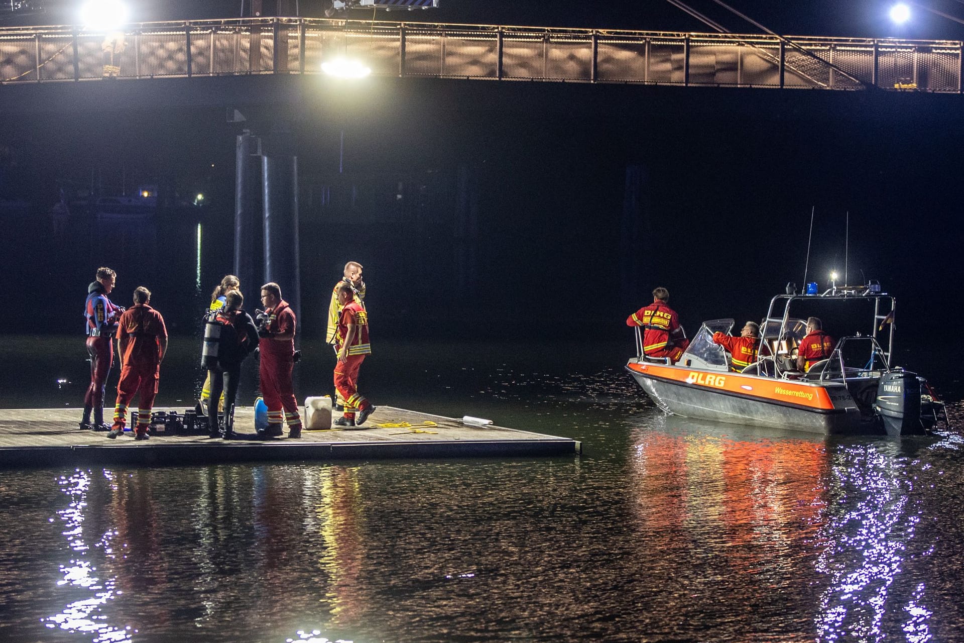 Rettungskräfte am Ponton: Boote und Taucher suchten rund eine Stunde nach dem 20-Jährigen.