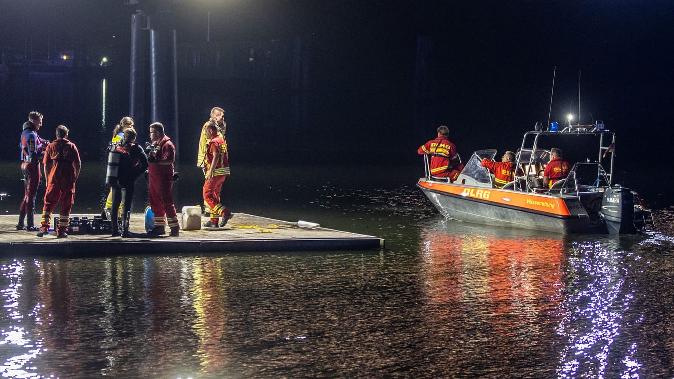 Rettungskräfte am Ponton: Boote und Taucher suchten rund eine Stunde nach dem 20-Jährigen.