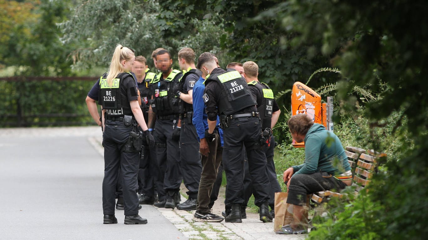 Polizeieinsatz im Görlitzer Park (Archivbild): Polizeiliche Maßnahmen können das Problem langfristig nicht lösen, sagt auch eine Expertin.