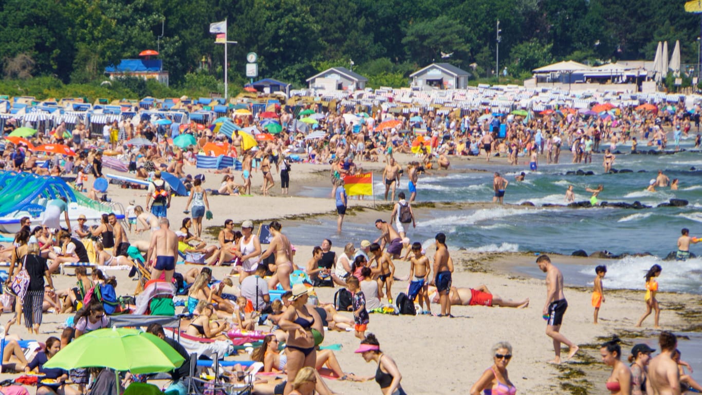 Strand an der Lübecker Bucht (Archivbild): An der Nord- und Ostsee vermehren sich ab 20 Grad Wassertemperatur Vibrionen. Sie können Wunden und den Magendarmtrakt infizieren.