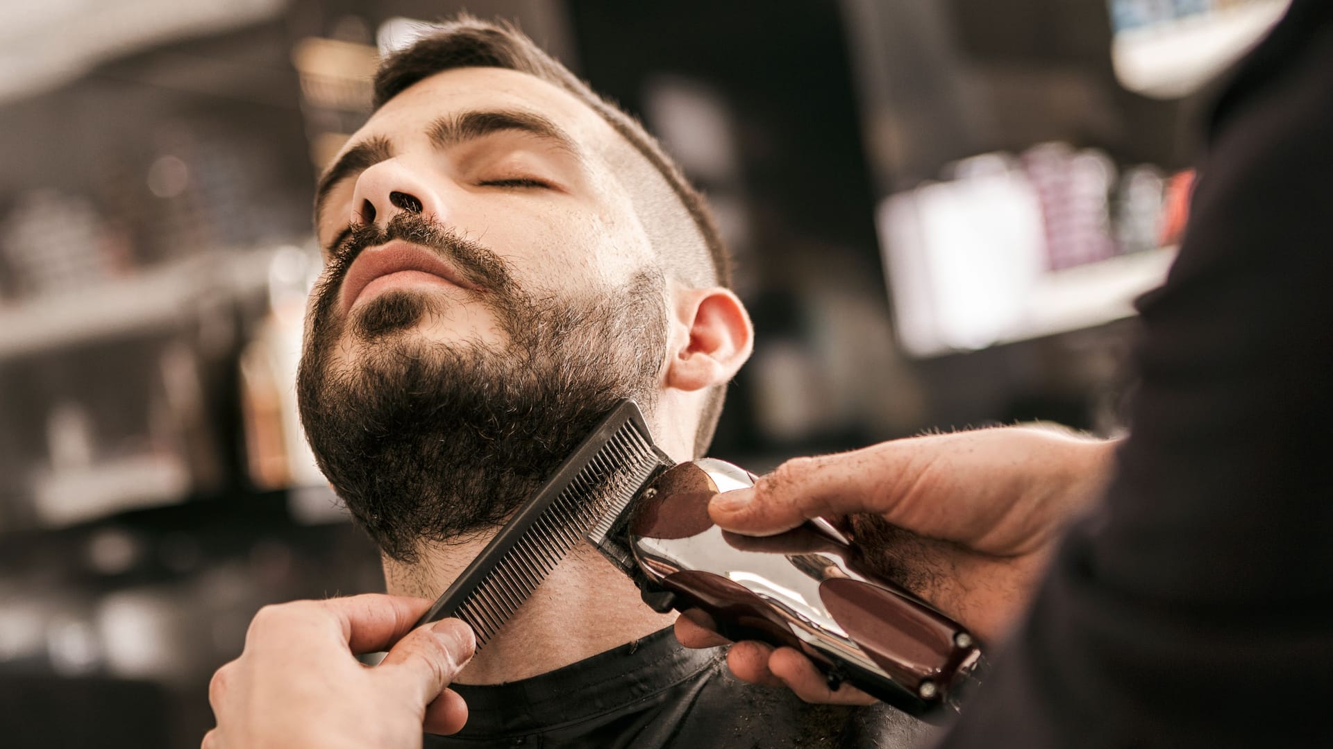 Ein Mann in einem Barbershop (Symbolbild): Ein hochansteckender Fadenpilz sorgt bei Friseurbesuchern für rote Entzündungen am Kopf.