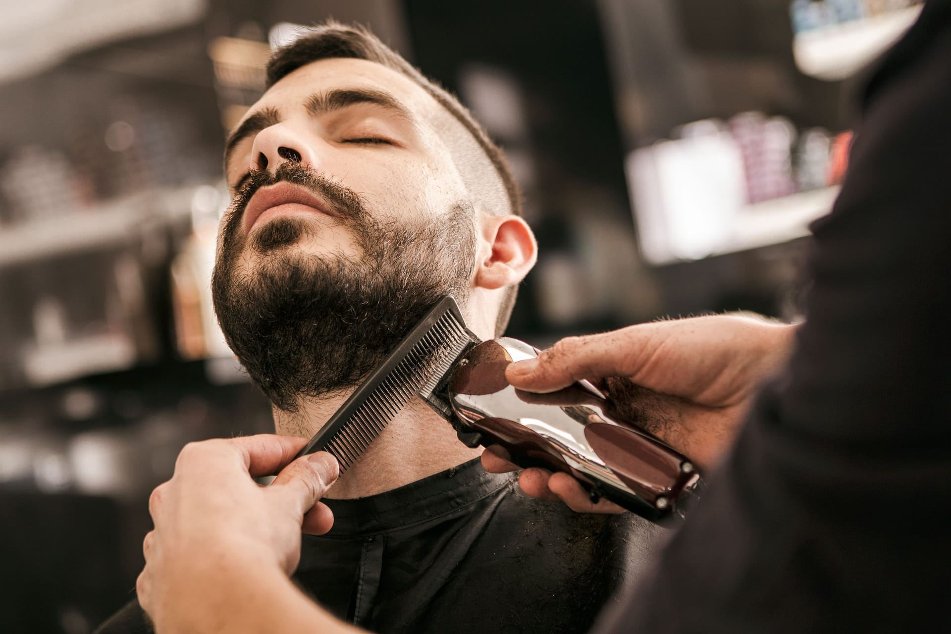 Ein Mann in einem Barbershop (Symbolbild): Ein hochansteckender Fadenpilz sorgt bei Friseurbesuchern für rote Entzündungen am Kopf.