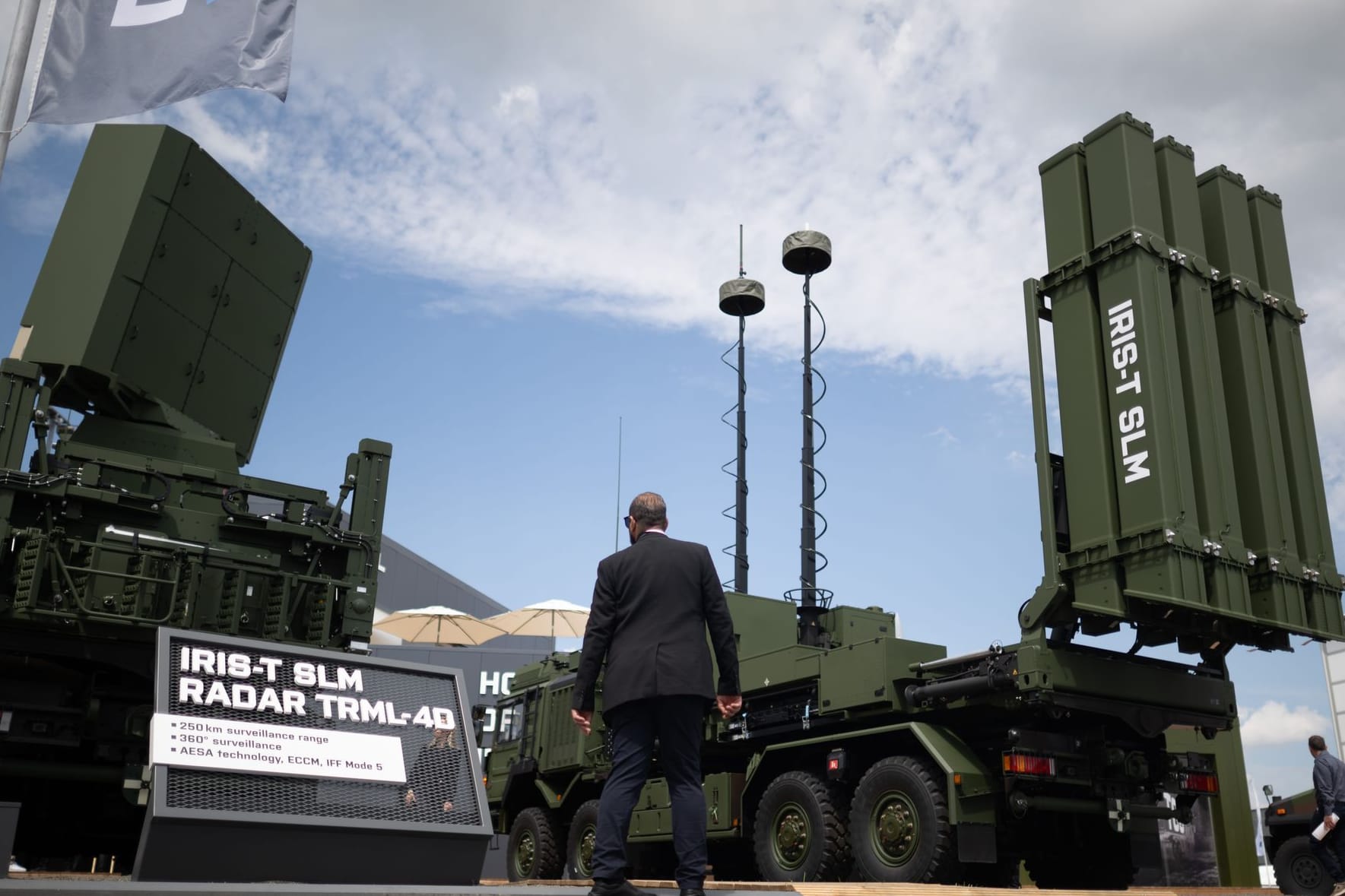 Brandenburg, Schönefeld: Ein Radar und ein Abschussgerät des Flugabwehrsystems Iris-T SLM.