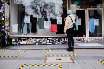 Die Ausstellung "Was ich anhatte..." in einem Schaufenster (Archivbild): Ende August wird die Ausstellung in Bremen gezeigt.