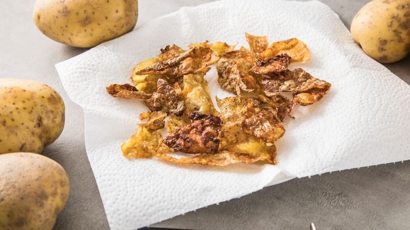 Nachhaltig und lecker: Frittierte Schalen von Pellkartoffeln sind ein richtiger Knusper-Hit.