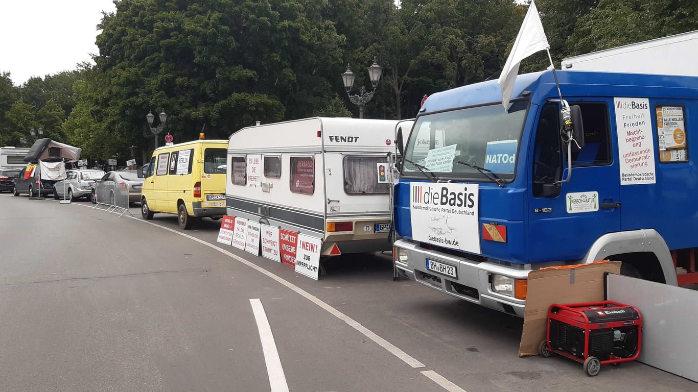 Das Camp am Großen Stern: Die Demonstranten wollen die Gesellschaft grundlegend verändern. Dafür fordern sie Frieden in der Ukraine.