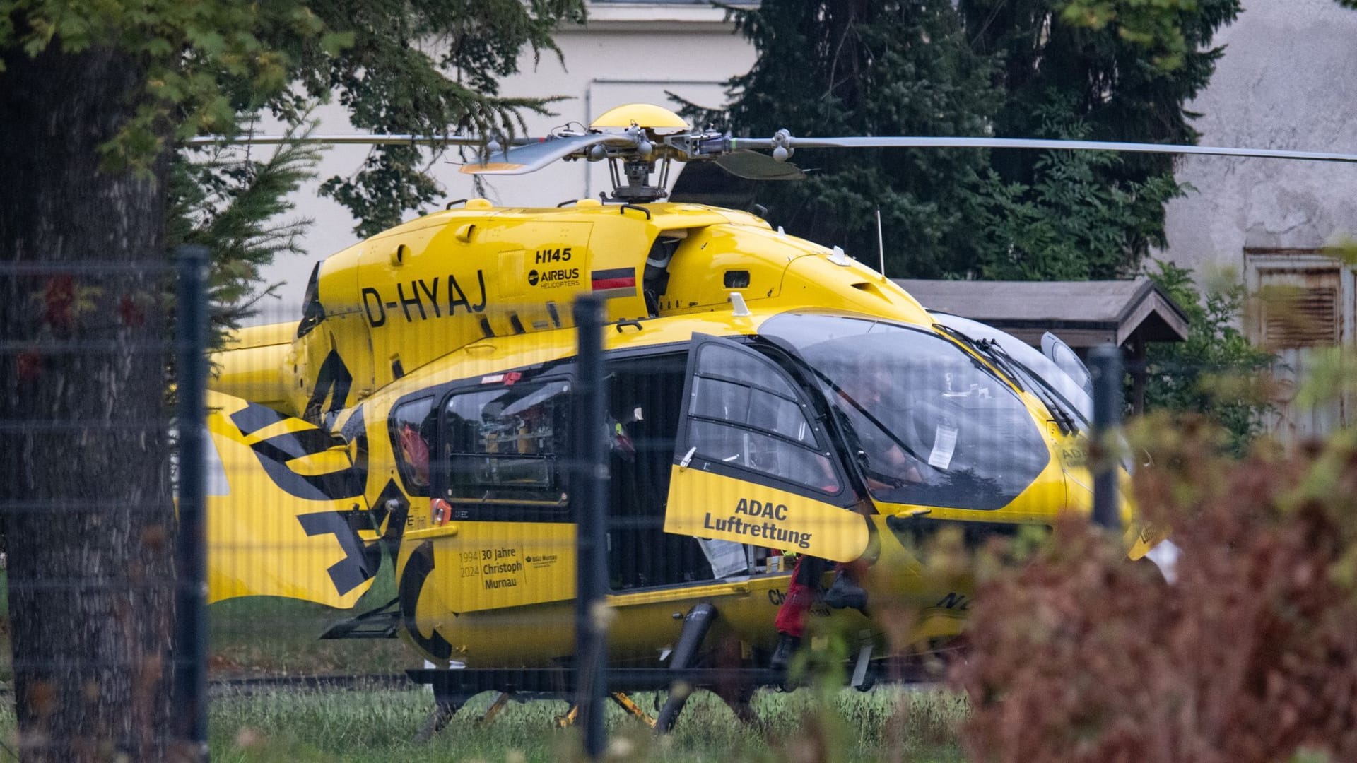 Rettungshubschrauber auf dem Firmengelände: Die Polizei geht von einem Arbeitsunfall aus.