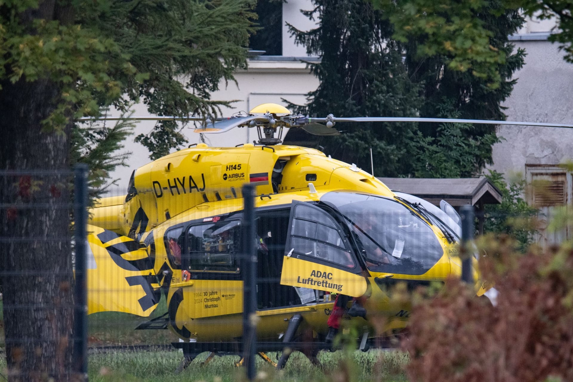 Rettungshubschrauber auf dem Firmengelände: Die Polizei geht von einem Arbeitsunfall aus.