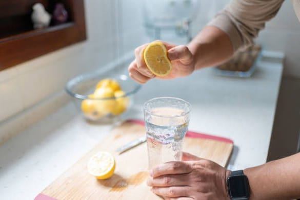 Erfrischend: Wasser mit Zitrone ist gesund und kühlt.