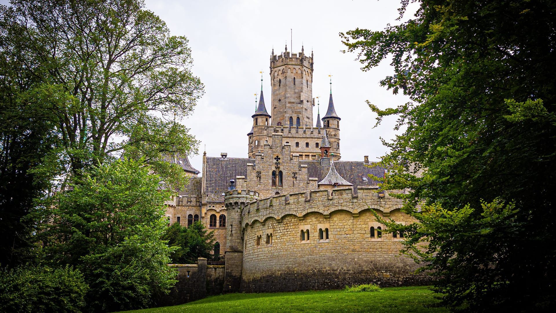 07.08.2024, Niedersachsen, Pattensen: Das Schloss Marienburg in der Region Hannover