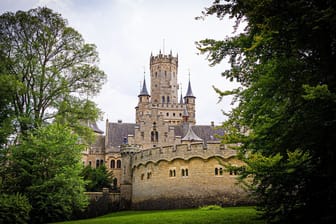 07.08.2024, Niedersachsen, Pattensen: Das Schloss Marienburg in der Region Hannover