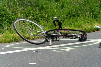 Ein Rennrad liegt auf dem Seitenstreifen (Archivbild): Nach einem Unfall ist eine Radfahrerin verstorben.