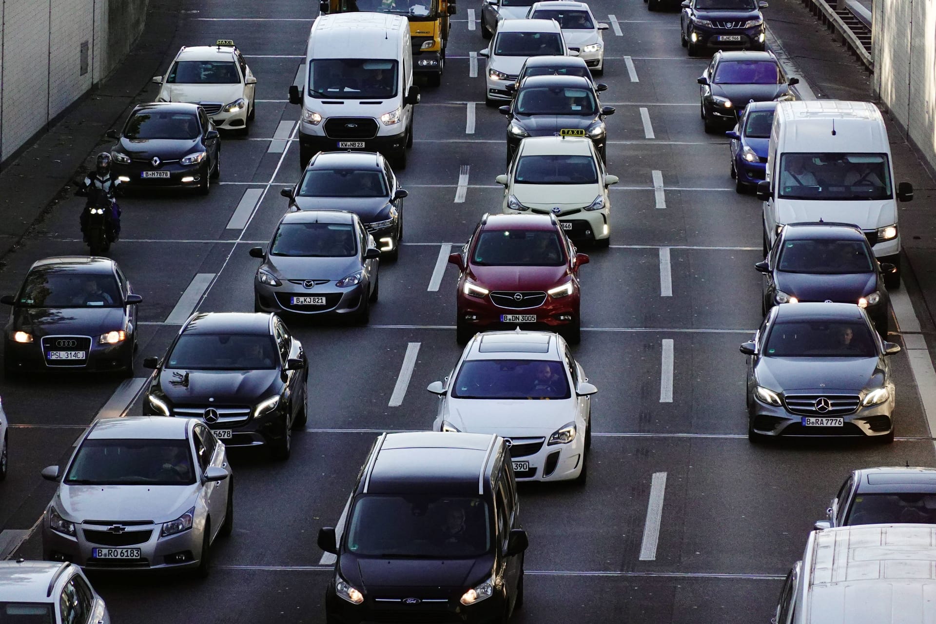 Stau in Berlin (Symbolbild): In der Stadt sind einige Abschnitte besonders anfällig für Staus.