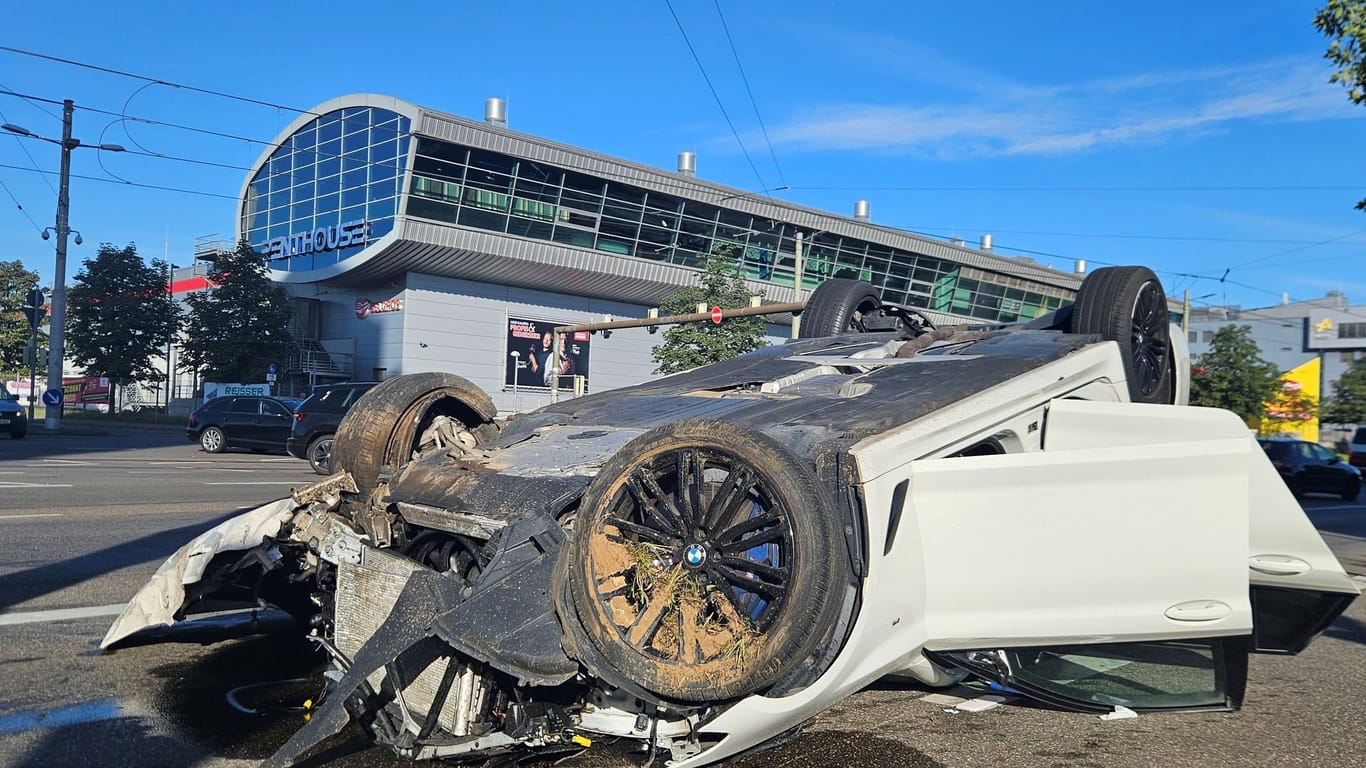 Auto überschlägt sich