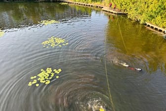 Taucher im Großen Wannsee: Hier suchten Einsatzkräfte der Feuerwehr nach einer vermissten Person.