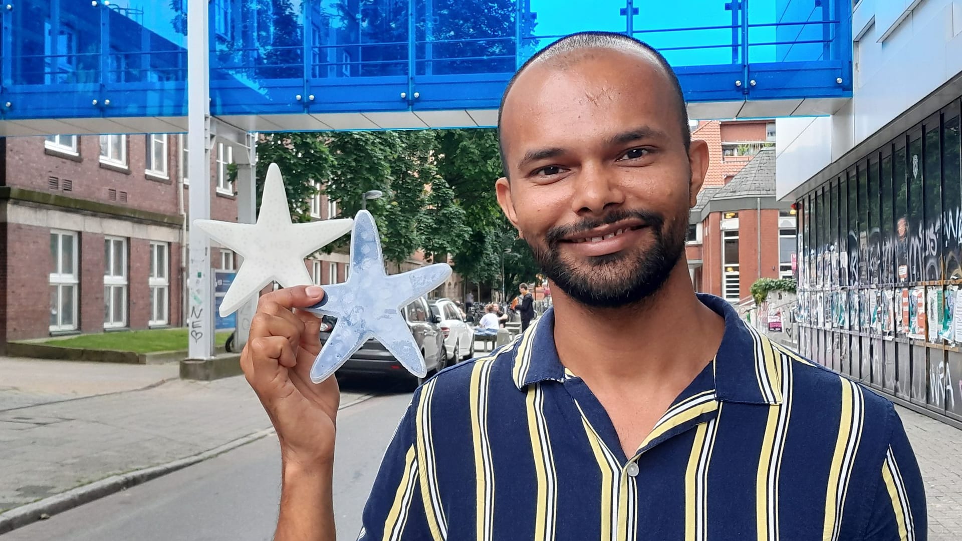 Raman hält zwei Prototypen seiner Seestern-Erfindung in der Hand. Er könnte sich einen Einsatz des Materials auch in einem viel größeren Rahmen vorstellen.