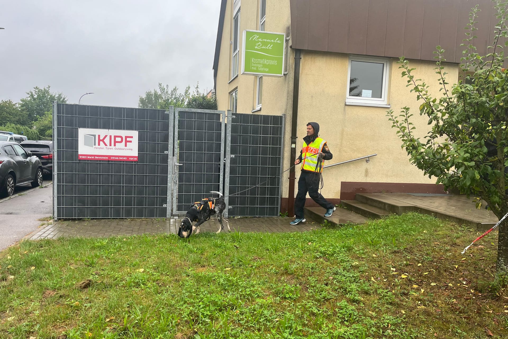 Die Polizei fahndet unter anderem mit einem Hund nach dem flüchtigen Mann.