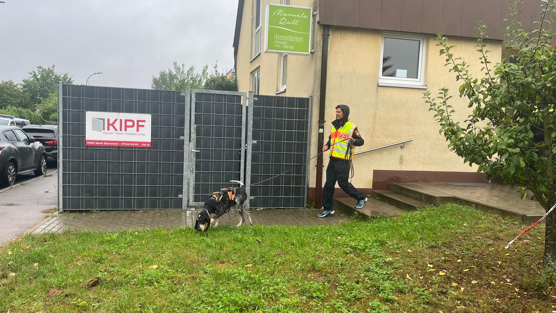 Die Polizei fahndet unter anderem mit einem Hund nach dem flüchtigen Mann.