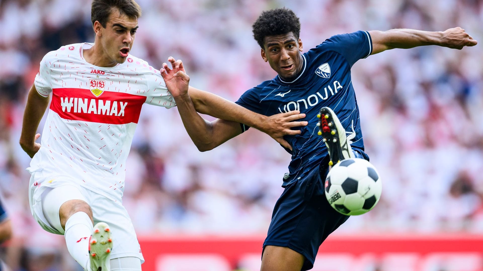 VfL Bochums Abwehrspieler Bernardo (r)