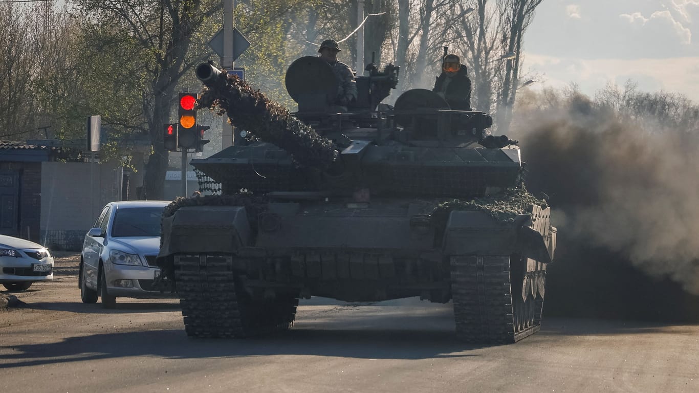 Ein russischer Panzer im Raum Donezk: Bislang hat Putin noch keine Verbände aus dem Dombass abgezogen, um die russische Region Kursk zu verteidigen.