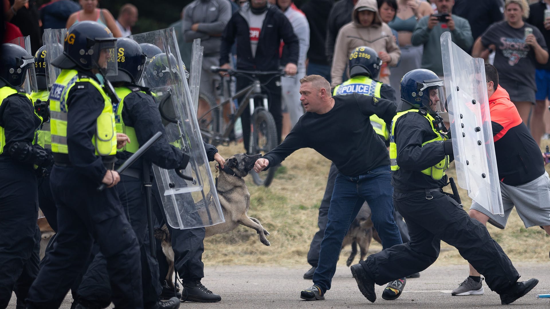 Die Krawalle wurden nach Polizeiangaben von Falschnachrichten angestachelt.