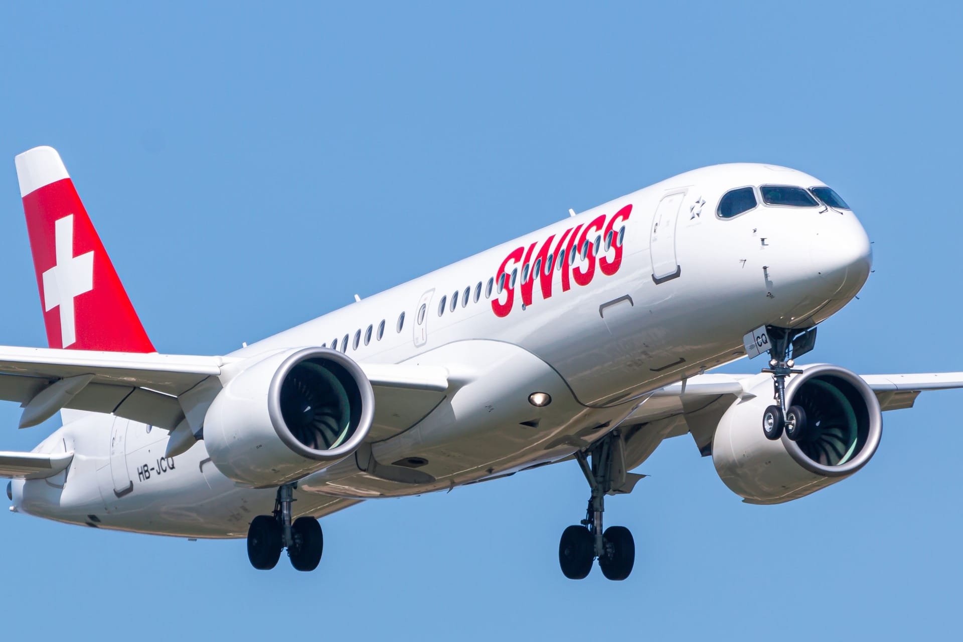 Ein Airbus A220 der Airline Swiss International (Symbolbild): Aus Vorsicht musste der Pilot seine Maschine zwischenlanden.